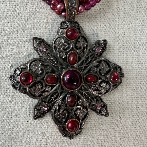 Triple strand pink fuchsia bead and pendant necklace - Picture 3 of 7